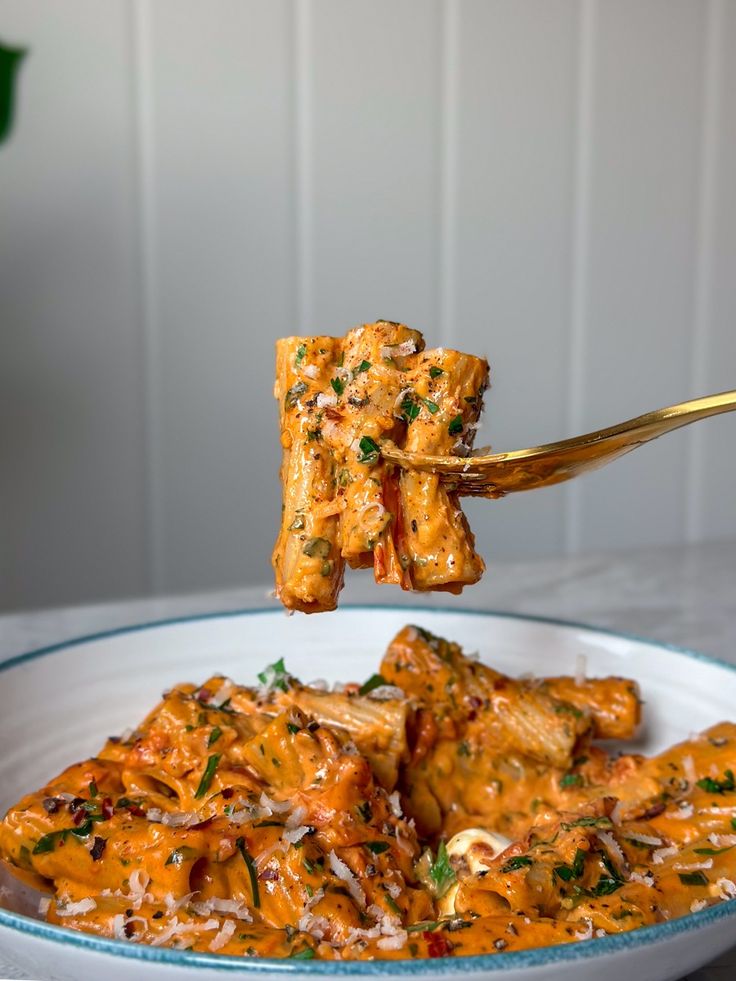 Creamy Tomato Garlic Rigatoni Recipe: A Rich and Easy Pasta Dish